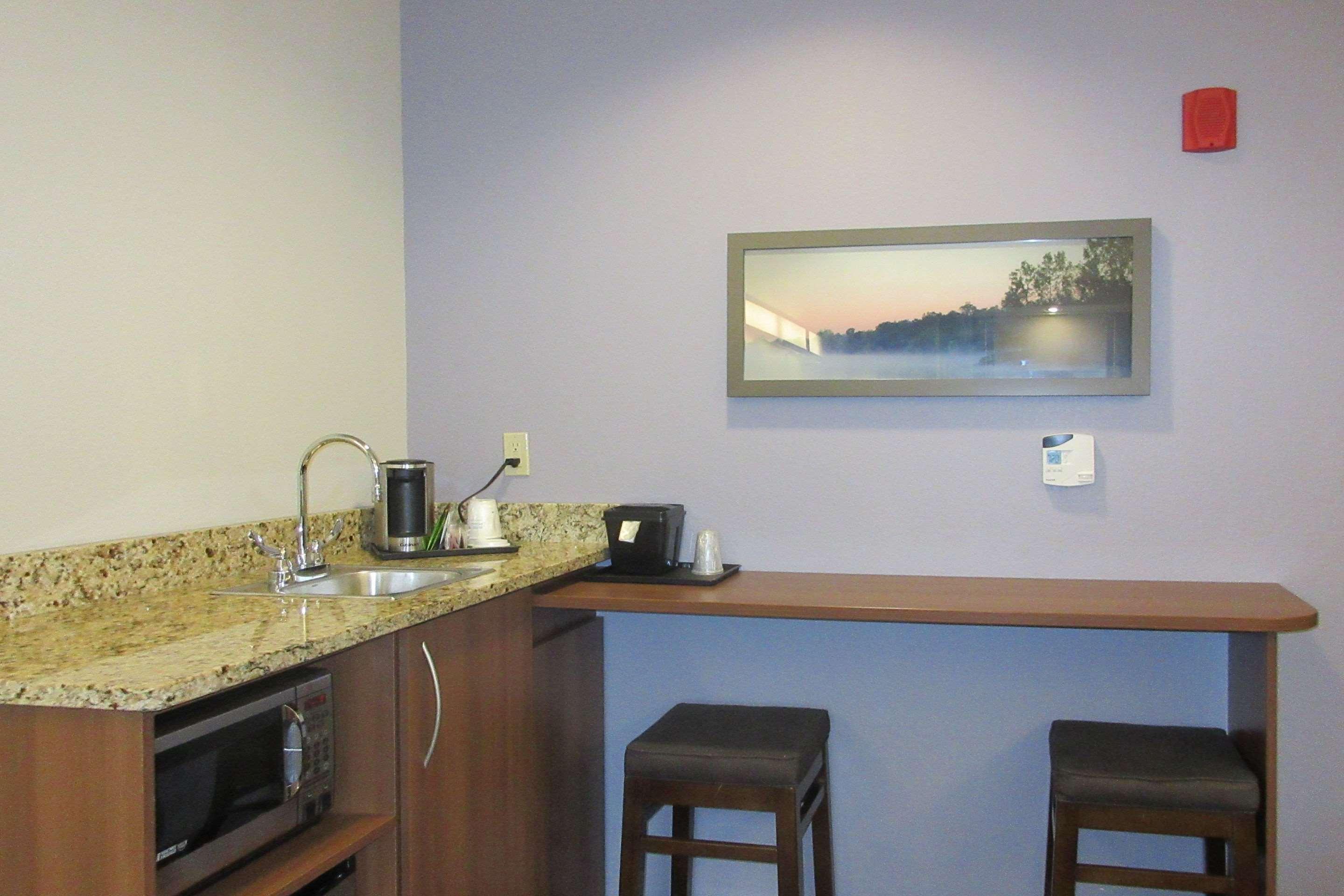 Quality Inn & Suites Caldwell I-77 Екстериор снимка